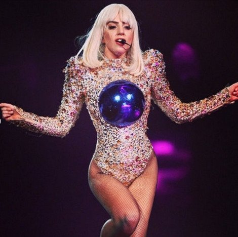 Μια άλλη Ελλάδα έζησε την φρενίτιδα της Lady Gaga στην Αθήνα [εικόνες] | iefimerida.gr 3