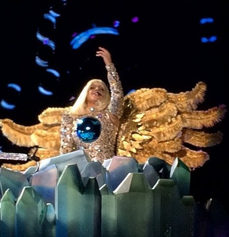 Μια άλλη Ελλάδα έζησε την φρενίτιδα της Lady Gaga στην Αθήνα [εικόνες] | iefimerida.gr 8