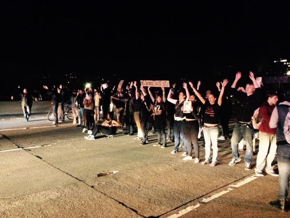 Οι ΗΠΑ φλέγονται: Αυτοκίνητα πυρπολούνται, κτίρια καίγονται -Διαδηλώσεις από το Φέργκιουσον μέχρι τη Νέα Υόρκη [βίντεο & εικόνες] | iefimerida.gr 20