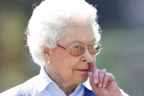 Κακές συνήθειες έχουν όλοι –Ακόμη και η βασίλισσα σκαλίζει τη μύτη της [εικόνα]  | iefimerida.gr 0