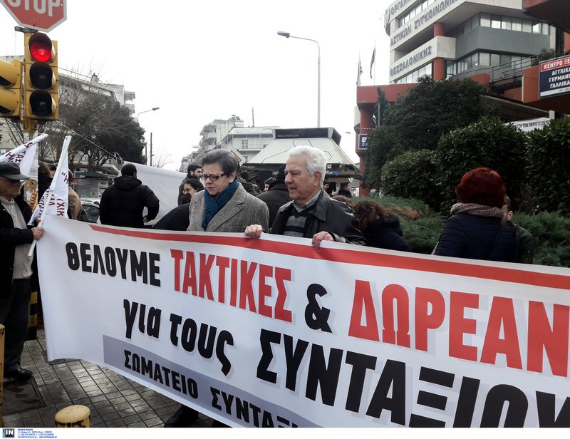 Θεσσαλονίκη: Συγκέντρωση διαμαρτυρίας πολιτών έξω από τα γραφεία του ΟΑΣΘ | iefimerida.gr 0