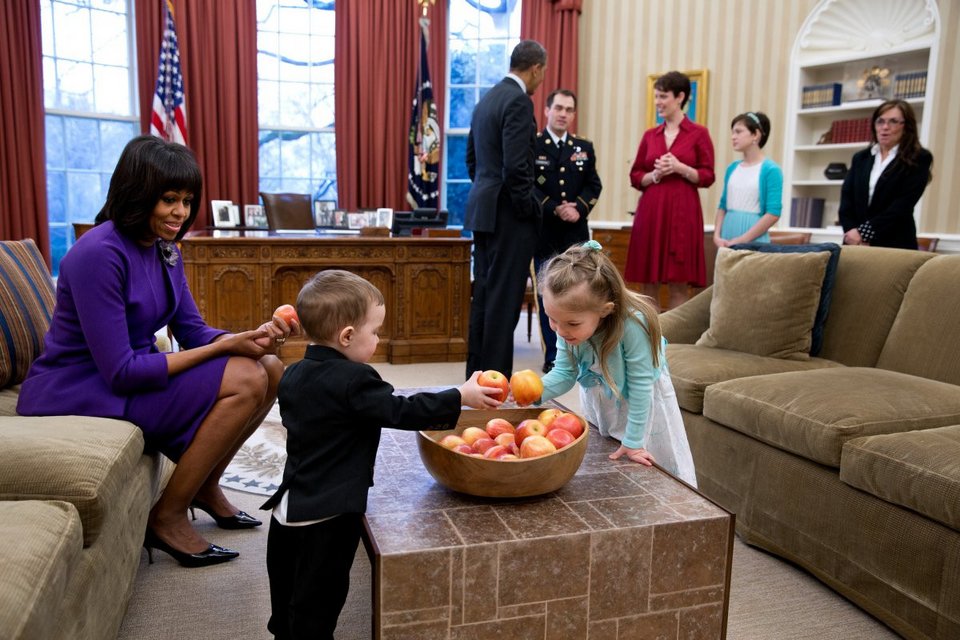 Οι 52 φωτογραφίες που αποδεικνύουν ότι η Μισέλ Ομπάμα είναι η πιο κουλ Πρώτη Κυρία [εικόνες] | iefimerida.gr 36
