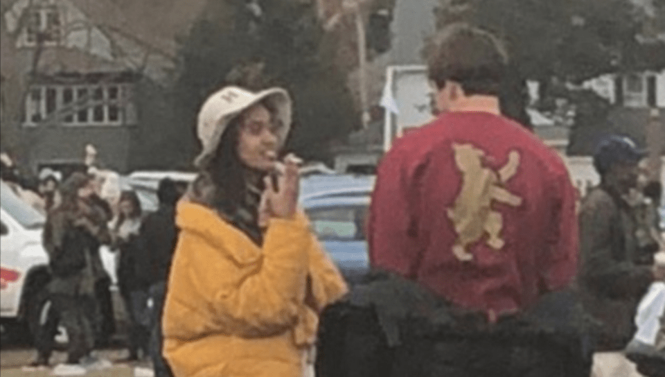 Η κόρη του Ομπάμα με ένα τσιγάρο στο χέρι φιλά παθιασμένα τον νεαρό φίλο της στο Χάρβαρντ [εικόνες & βίντεο] | iefimerida.gr 0