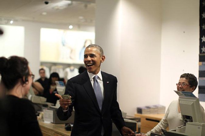 Πωλήτρια της Gap παγώνει βλέποντας τον Ομπάμα να ψωνίζει μπλούζες [εικόνες+βίντεο] | iefimerida.gr 0