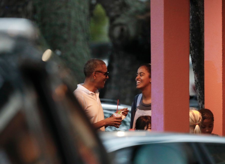 Πώς πέρασαν τα Χριστούγεννα Ομπάμα και Τραμπ: Παιχνίδια, παγωτά και εκκλησία [εικόνες&βίντεο] | iefimerida.gr 1