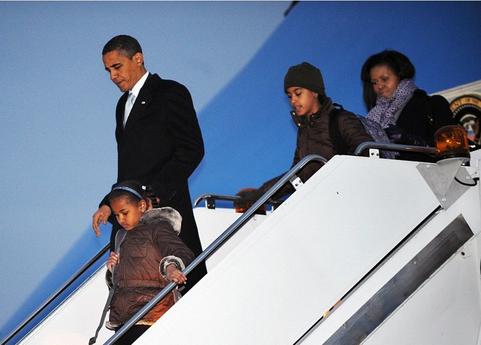 Το τελευταίο οικογενειακό ταξίδι των Ομπάμα με το Air Force One -Η σύγκριση με το πρώτο, 8 χρόνια πριν [εικόνες] | iefimerida.gr 12