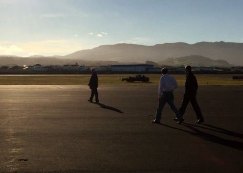 Ο Ομπάμα έκανε μικρή στάση στις Αζόρες και βγήκε να ξεμουδιάσει [εικόνες] | iefimerida.gr 0