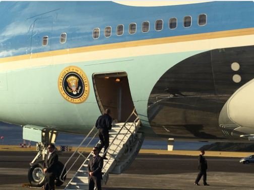 Ο Ομπάμα έκανε μικρή στάση στις Αζόρες και βγήκε να ξεμουδιάσει [εικόνες] | iefimerida.gr 1