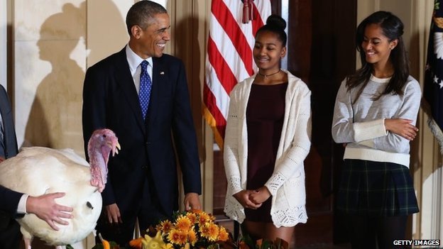 Οι κόρες του Ομπάμα σκανδάλισαν τις ΗΠΑ με τις μικροσκοπικές τους φούστες [εικόνες] | iefimerida.gr 1