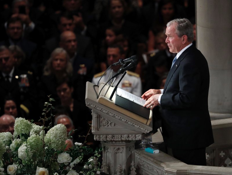 Ομπάμα και Τζορτζ Μπους για Μακέιν: «Μας έκανε καλύτερους προέδρους» [εικόνες] | iefimerida.gr 1