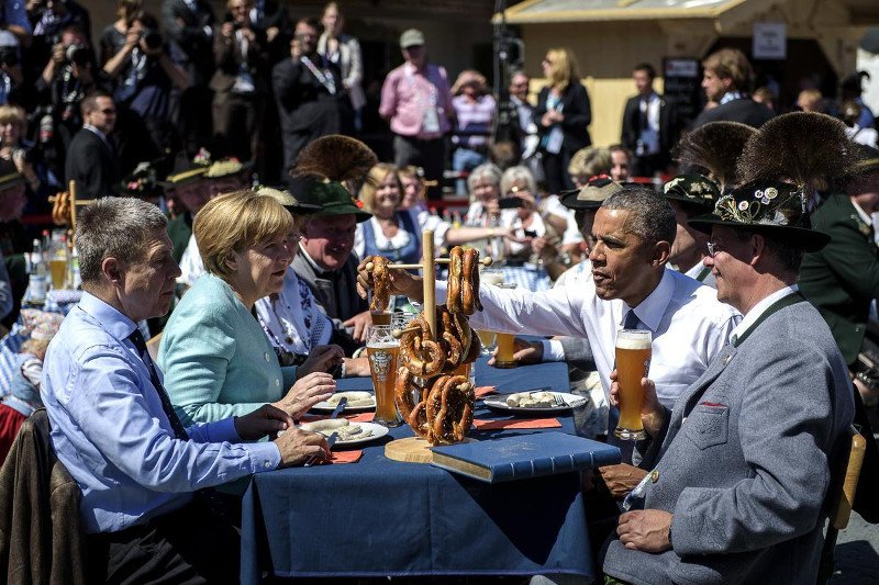 Βόλτα στην εξοχή για Μέρκελ και Ομπάμα: Ηπιαν μπύρες και έφαγαν λουκάνικα για πρωινό [εικόνες] | iefimerida.gr 0