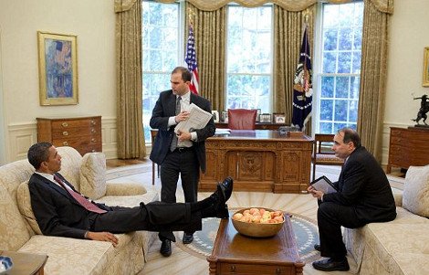 Mισέλ σε Μπαράκ Ομπάμα: Ελεος πια, κατέβασε τα πόδια σου από το τραπέζι [εικόνες] | iefimerida.gr 12