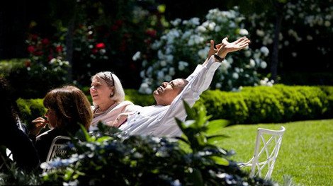 Mισέλ σε Μπαράκ Ομπάμα: Ελεος πια, κατέβασε τα πόδια σου από το τραπέζι [εικόνες] | iefimerida.gr 1