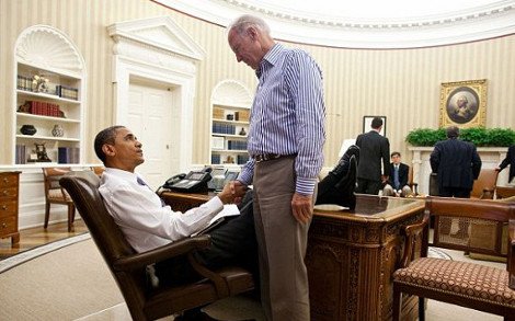 Mισέλ σε Μπαράκ Ομπάμα: Ελεος πια, κατέβασε τα πόδια σου από το τραπέζι [εικόνες] | iefimerida.gr 2