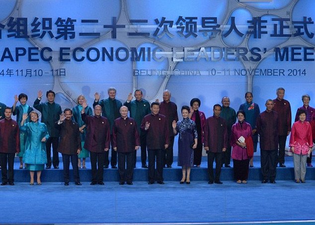 Ομπάμα και Πούτιν σε σύνοδο ηγετών φορώντας χιτώνα [εικόνες] | iefimerida.gr 1