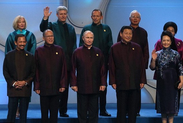 Ομπάμα και Πούτιν σε σύνοδο ηγετών φορώντας χιτώνα [εικόνες] | iefimerida.gr 4