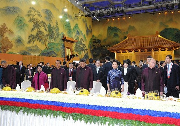 Ομπάμα και Πούτιν σε σύνοδο ηγετών φορώντας χιτώνα [εικόνες] | iefimerida.gr 8