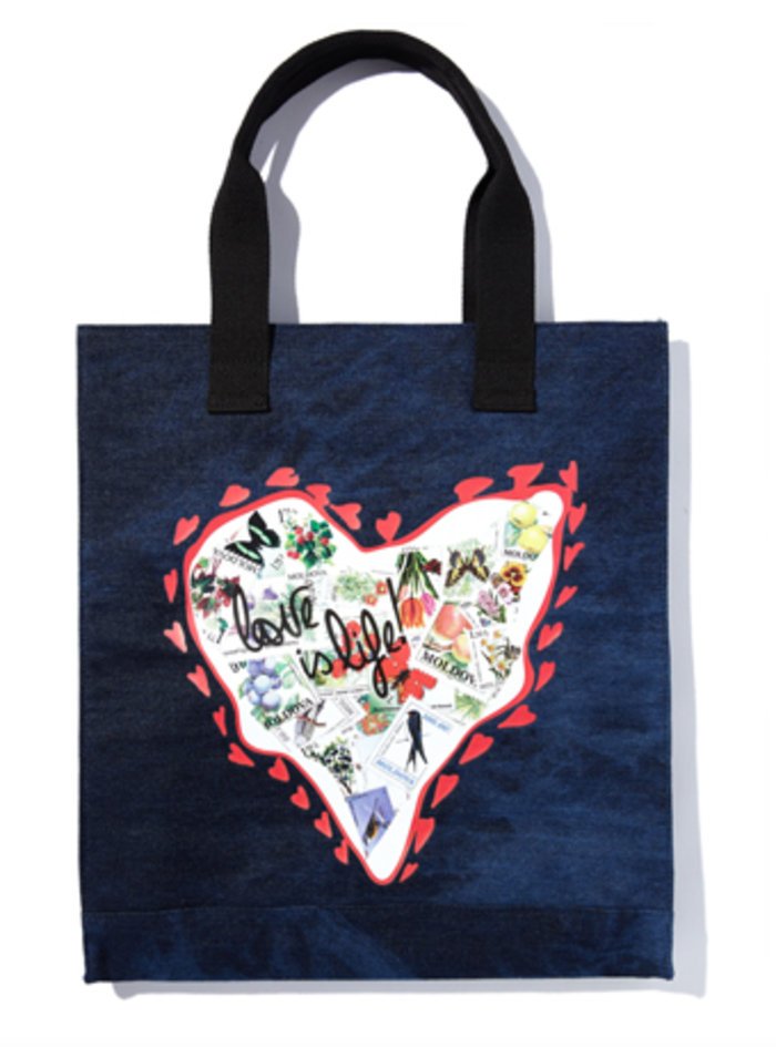 Η Μισέλ Ομπάμα σχεδιάζει τσάντες για καλό σκοπό [εικόνες] | iefimerida.gr 2