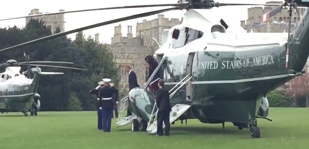 Η Ελισάβετ με μαντήλι στο κεφάλι υποδέχεται τον Ομπάμα -Η βόλτα με οδηγό τον 95χρονο πρίγκιπα Φίλιππο [εικόνες & βίντεο] | iefimerida.gr 1