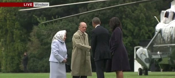 Η Ελισάβετ με μαντήλι στο κεφάλι υποδέχεται τον Ομπάμα -Η βόλτα με οδηγό τον 95χρονο πρίγκιπα Φίλιππο [εικόνες & βίντεο] | iefimerida.gr 2