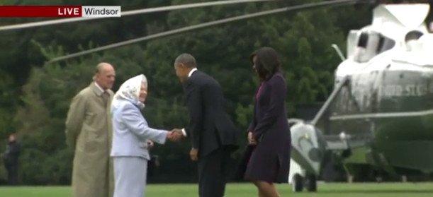 Η Ελισάβετ με μαντήλι στο κεφάλι υποδέχεται τον Ομπάμα -Η βόλτα με οδηγό τον 95χρονο πρίγκιπα Φίλιππο [εικόνες & βίντεο] | iefimerida.gr 3