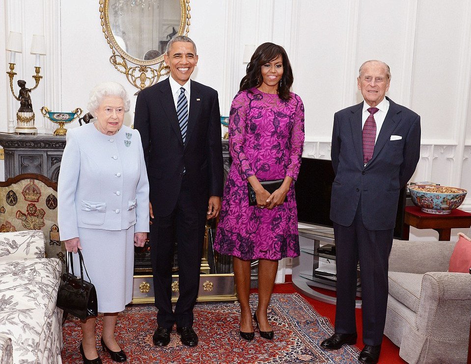 Η Ελισάβετ με μαντήλι στο κεφάλι υποδέχεται τον Ομπάμα -Η βόλτα με οδηγό τον 95χρονο πρίγκιπα Φίλιππο [εικόνες & βίντεο] | iefimerida.gr 0