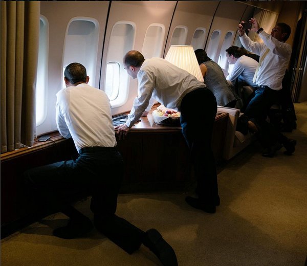 Η στιγμή που ο Ομπάμα βλέπει για πρώτη φορά την Κούβα -Γονατιστός, στο παράθυρο του Air Force One [εικόνες] | iefimerida.gr 0