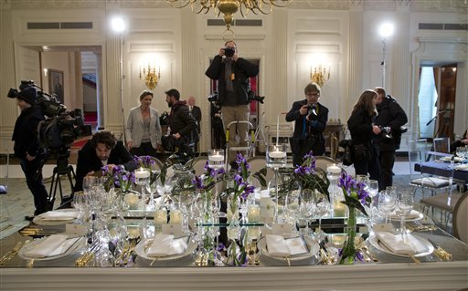 Με βαθύ ντεκολτέ και εντυπωσιακή τουαλέτα η Μισέλ Ομπάμα επισκίασε δύο προέδρους [εικόνες] | iefimerida.gr 6