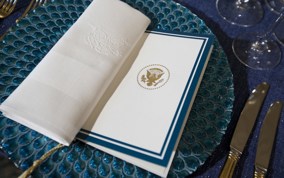 Με βαθύ ντεκολτέ και εντυπωσιακή τουαλέτα η Μισέλ Ομπάμα επισκίασε δύο προέδρους [εικόνες] | iefimerida.gr 5