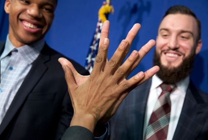 Η ασύλληπτη «κόντρα» Ομπάμα-Αντετοκούνμπο - Ποιος βγήκε νικητής [εικόνα] | iefimerida.gr 1