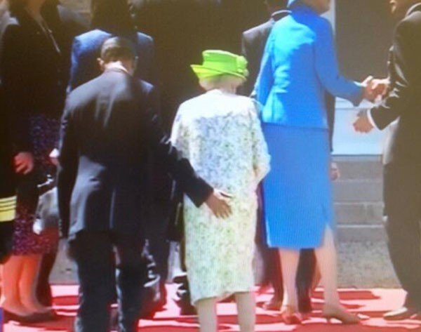 Ο Ομπάμα και τα βασιλικά οπίσθια: Μια εικόνα προκαλεί σάλο στα social media [εικόνες] | iefimerida.gr 0