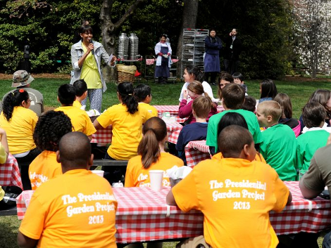 Η Μισέλ Ομπάμα αισθάνεται μοναξιές και φυτεύει λαχανικά στον Λευκό Οίκο [εικόνες] | iefimerida.gr 0