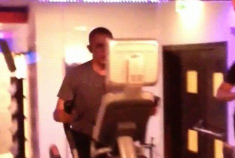 Ο Μπαράκ Ομπάμα ιδρώνει στο γυμναστήριο και σφίγγεται σηκώνοντας βάρη [εικόνες&βίντεο] | iefimerida.gr 1