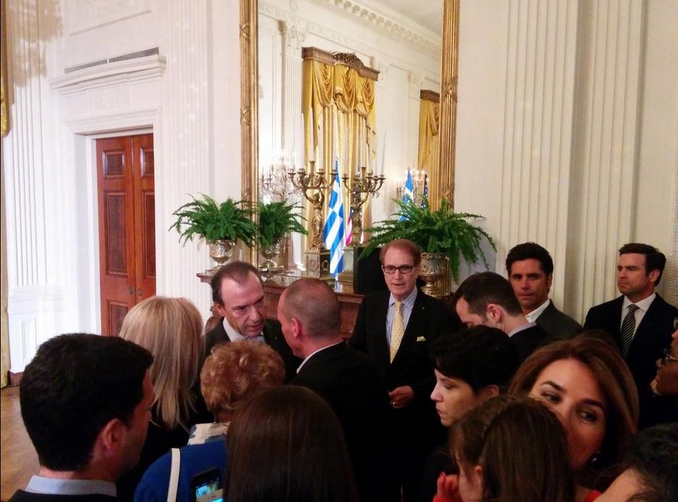 Ο Τζον Στάμος έγινε σκιά του Βαρουφάκη και έπεισε τον Ομπάμα να ποζάρει μαζί του [εικόνες] | iefimerida.gr 0