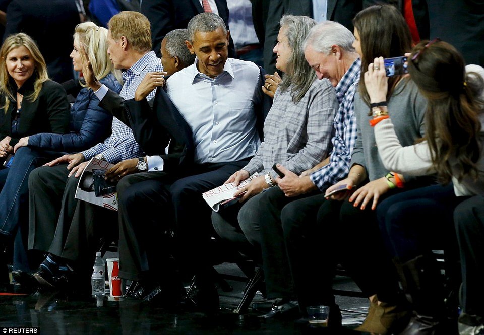 Ο Ομπάμα πήγε ΝΒΑ - Παρακολούθησε το πρώτο παιχνίδι της σεζόν [εικόνες] | iefimerida.gr 1