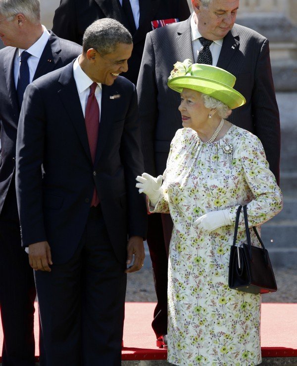 Ο Ομπάμα και τα βασιλικά οπίσθια: Μια εικόνα προκαλεί σάλο στα social media [εικόνες] | iefimerida.gr 1