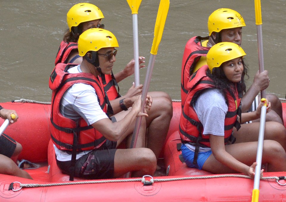 Ινδονησία: Επιστροφή στα παιδικά χρόνια για τον Ομπάμα- Οικογενειακές διακοπές με ράφτινγκ [εικόνες] | iefimerida.gr 1