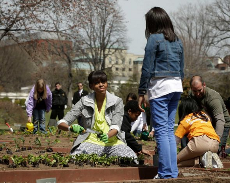 Η Μισέλ Ομπάμα αισθάνεται μοναξιές και φυτεύει λαχανικά στον Λευκό Οίκο [εικόνες] | iefimerida.gr 2
