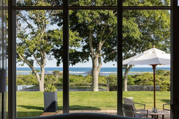 Το σπίτι όπου περνούσαν τα καλοκαίρια τους οι Ομπάμα βγαίνει στο σφυρί -Σύγχρονο και πολυτελές [εικόνες] | iefimerida.gr 4