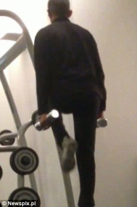 Ο Μπαράκ Ομπάμα ιδρώνει στο γυμναστήριο και σφίγγεται σηκώνοντας βάρη [εικόνες&βίντεο] | iefimerida.gr 4