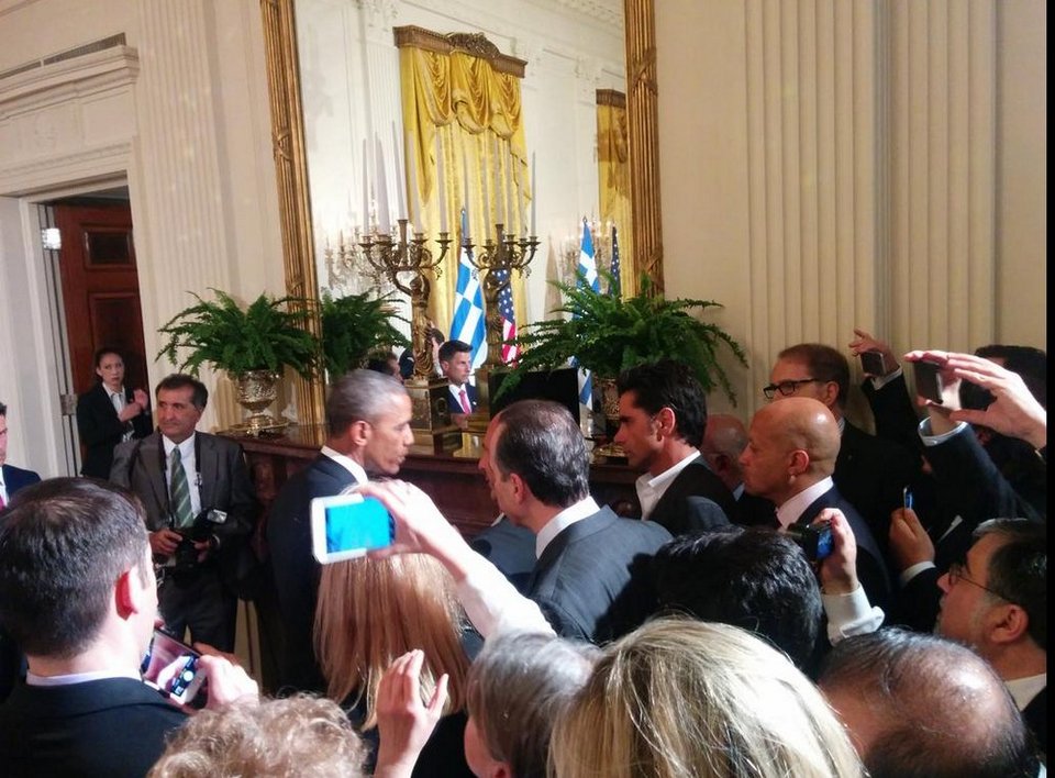 Ο Τζον Στάμος έγινε σκιά του Βαρουφάκη και έπεισε τον Ομπάμα να ποζάρει μαζί του [εικόνες] | iefimerida.gr 2