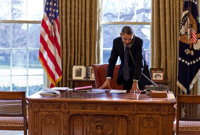 Ο Τραμπ φωτογραφίζεται στο άδειο γραφείο του και το διαδίκτυο παραληρεί [εικόνες]  | iefimerida.gr 1