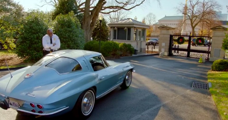 Ο Ομπάμα οδηγεί σπινιάροντας στο Λευκό Οίκο μια vintage Corvette Stingray [εικόνες & βίντεο] | iefimerida.gr 8