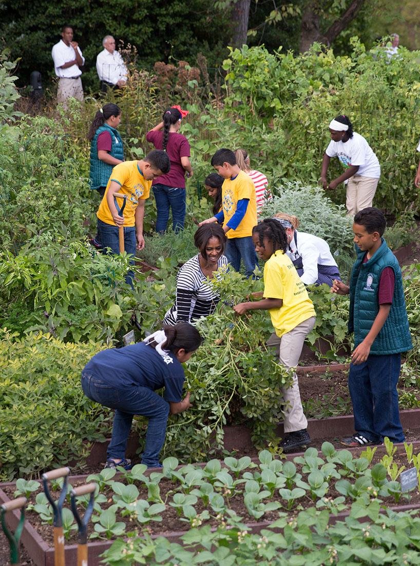 Ο τρελός χορός της Μισέλ Ομπάμα με ένα γογγύλι στο χέρι -Χτύπησε κόκκινο η δημοφιλία της [βίντεο] | iefimerida.gr 3
