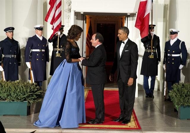 Με βαθύ ντεκολτέ και εντυπωσιακή τουαλέτα η Μισέλ Ομπάμα επισκίασε δύο προέδρους [εικόνες] | iefimerida.gr 3