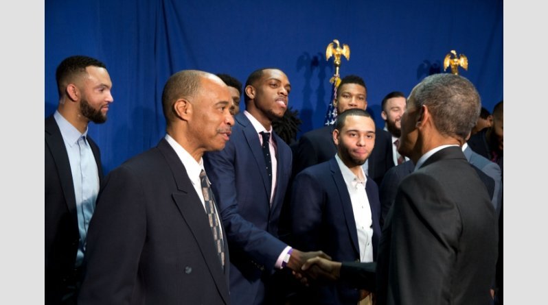 Η ασύλληπτη «κόντρα» Ομπάμα-Αντετοκούνμπο - Ποιος βγήκε νικητής [εικόνα] | iefimerida.gr 2