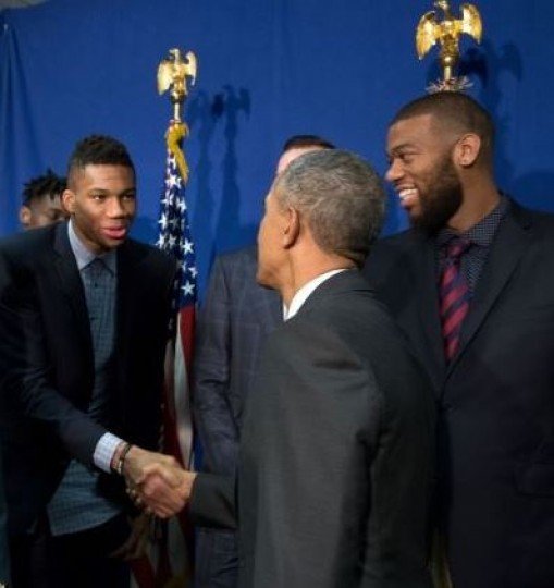 Η ασύλληπτη «κόντρα» Ομπάμα-Αντετοκούνμπο - Ποιος βγήκε νικητής [εικόνα] | iefimerida.gr 0