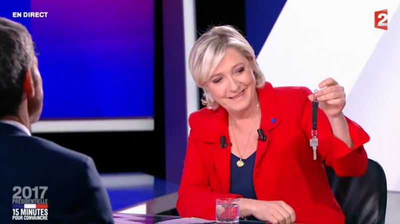 Γαλλία: Οι υποψήφιοι πρόεδροι έφεραν ανόητα αντικείμενα στο debate [εικόνες] | iefimerida.gr 3