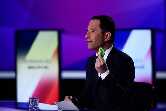 Γαλλία: Οι υποψήφιοι πρόεδροι έφεραν ανόητα αντικείμενα στο debate [εικόνες] | iefimerida.gr 5