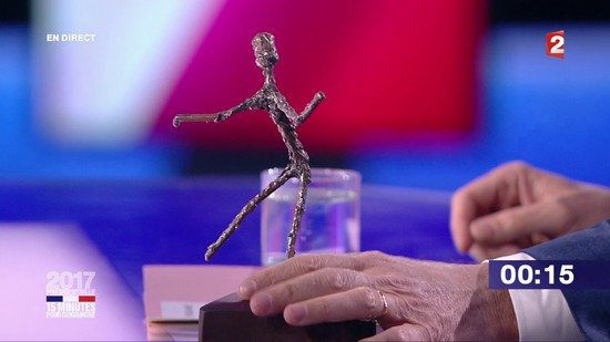 Γαλλία: Οι υποψήφιοι πρόεδροι έφεραν ανόητα αντικείμενα στο debate [εικόνες] | iefimerida.gr 7